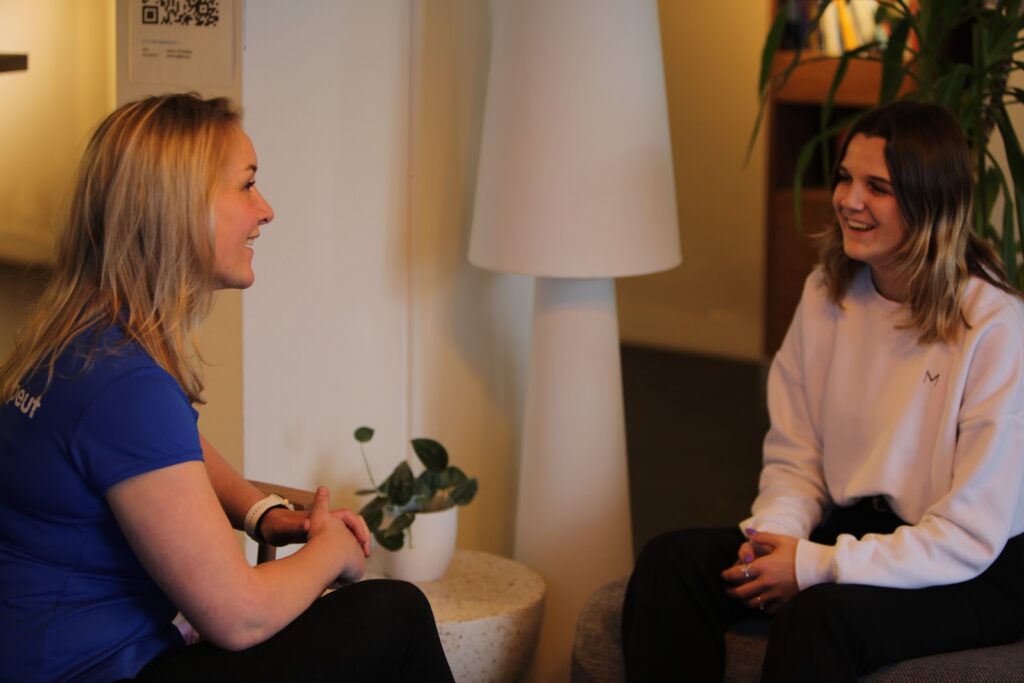 2 vrouwen met elkaar in gesprek over herfst en wintermoeheid.